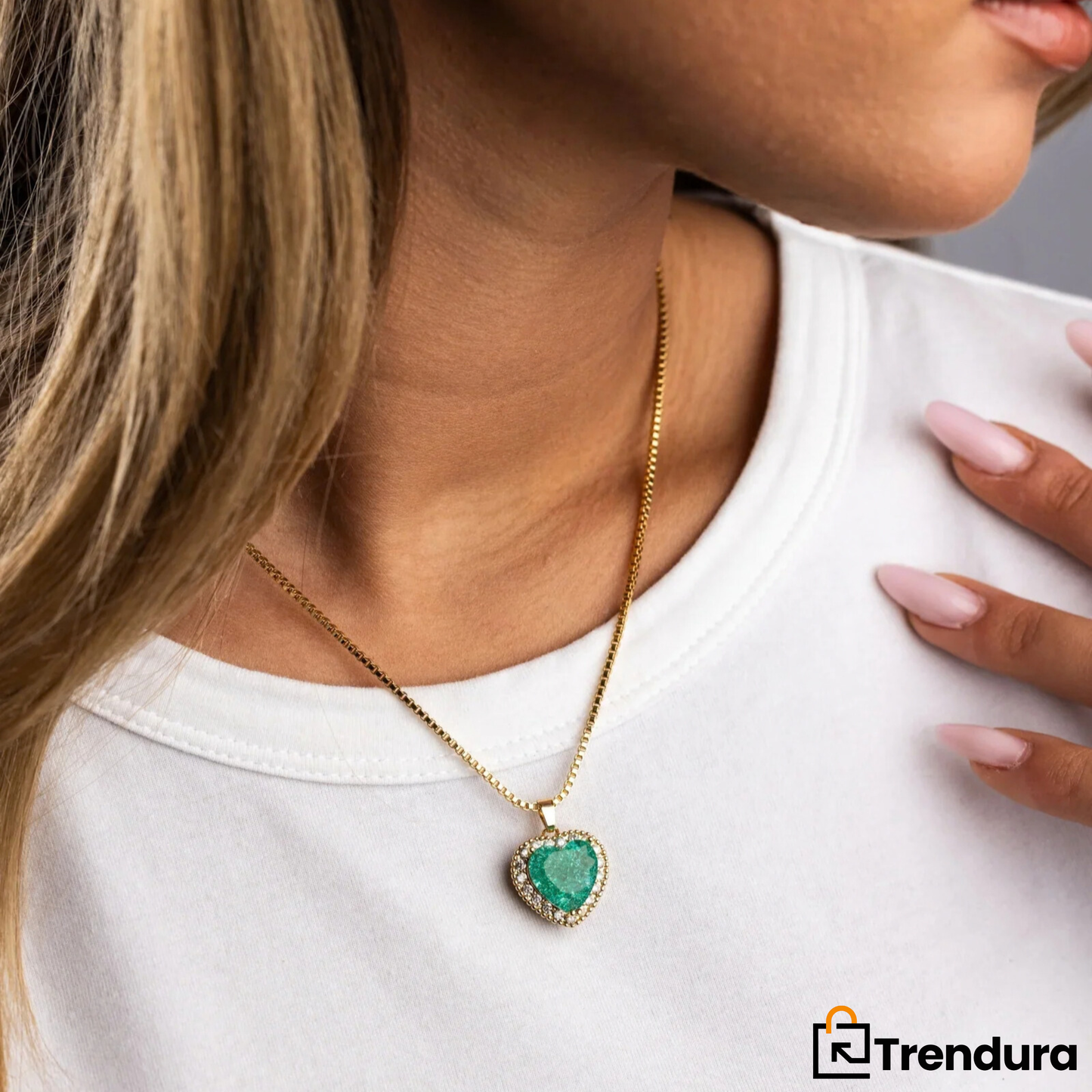 Ogrlica sa smaragdno zelenim kamenom